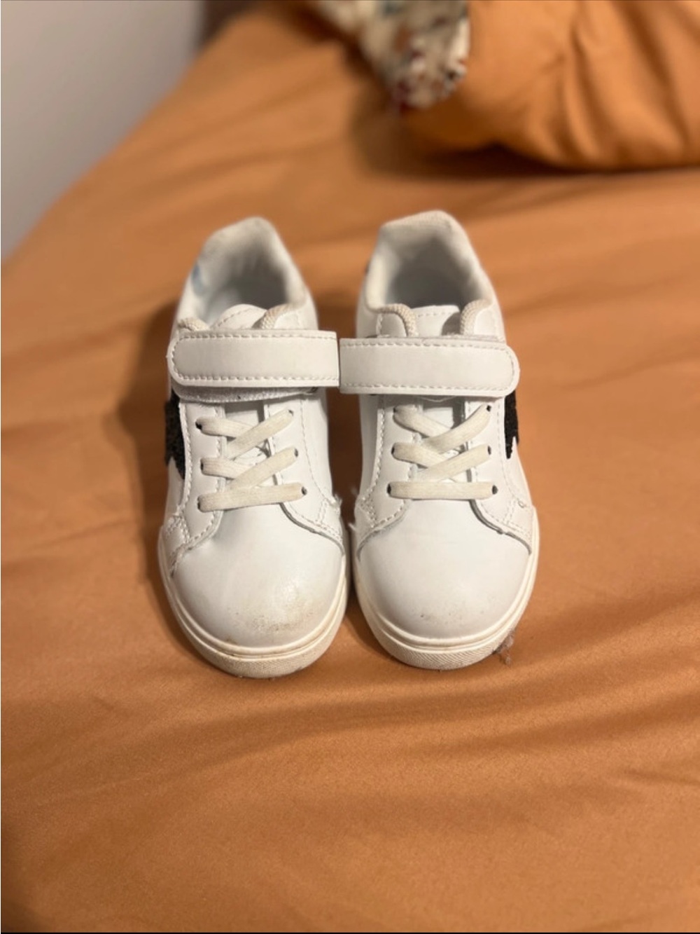 SHEIN White Kids Velcro & Lace Accent Sneakers
